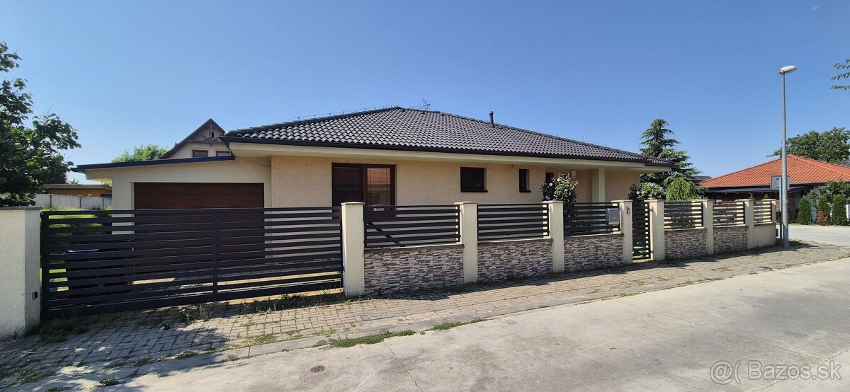 Na predaj 4-izbový bungalov s garážou a krytou terasou – Hru