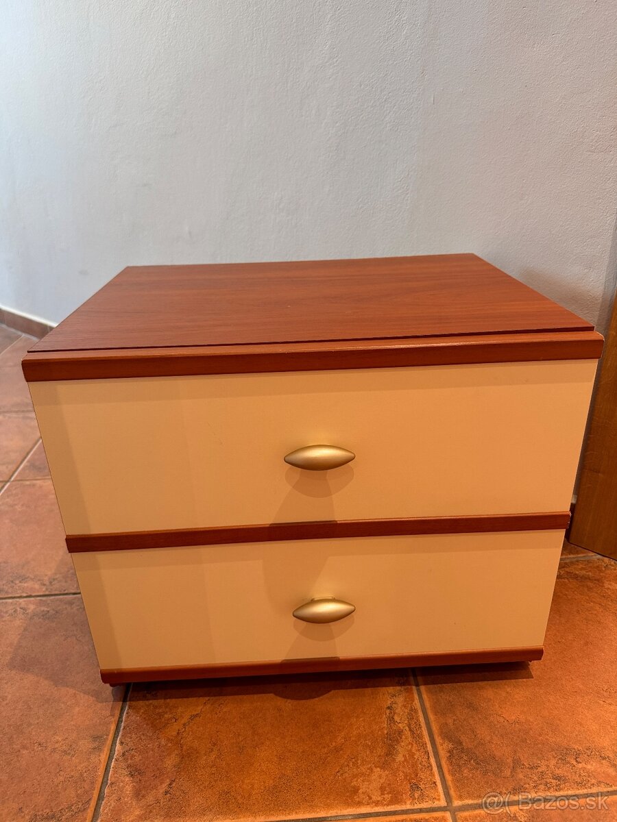 Nočné stolíky policové