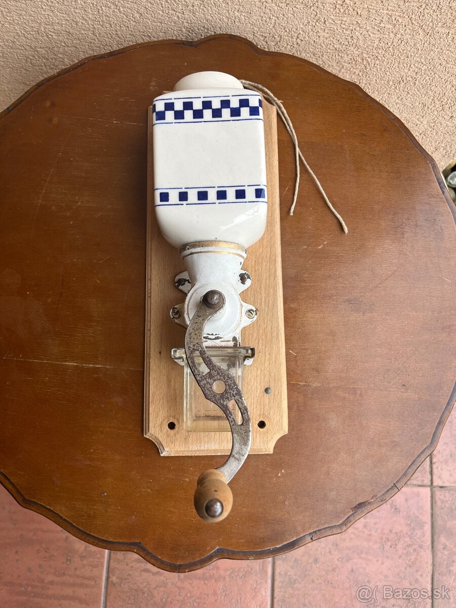 Nástenný mlynček na kávu