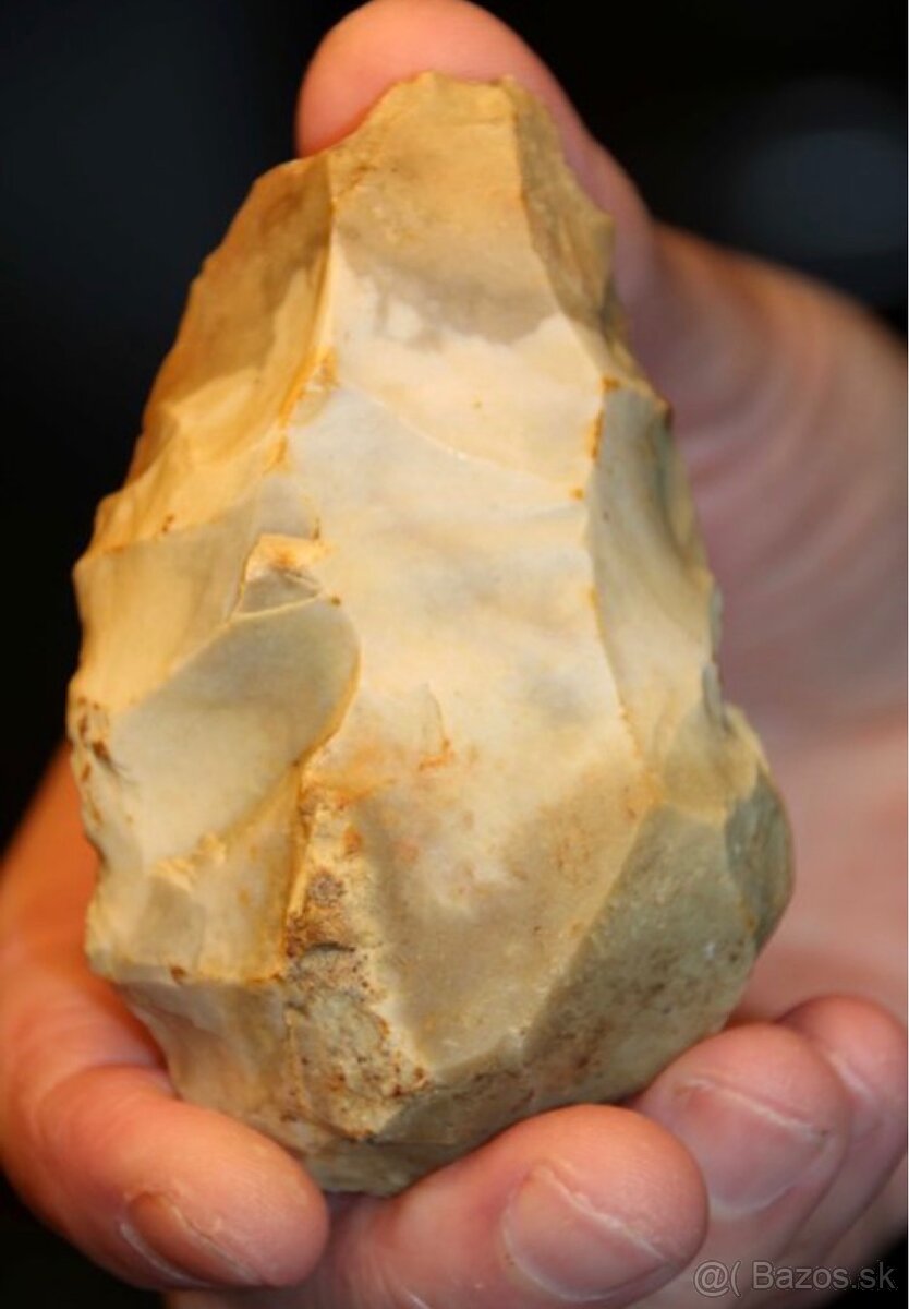 Neolitická kamenná motyka (sekera) – cca 4000 pred n. l.