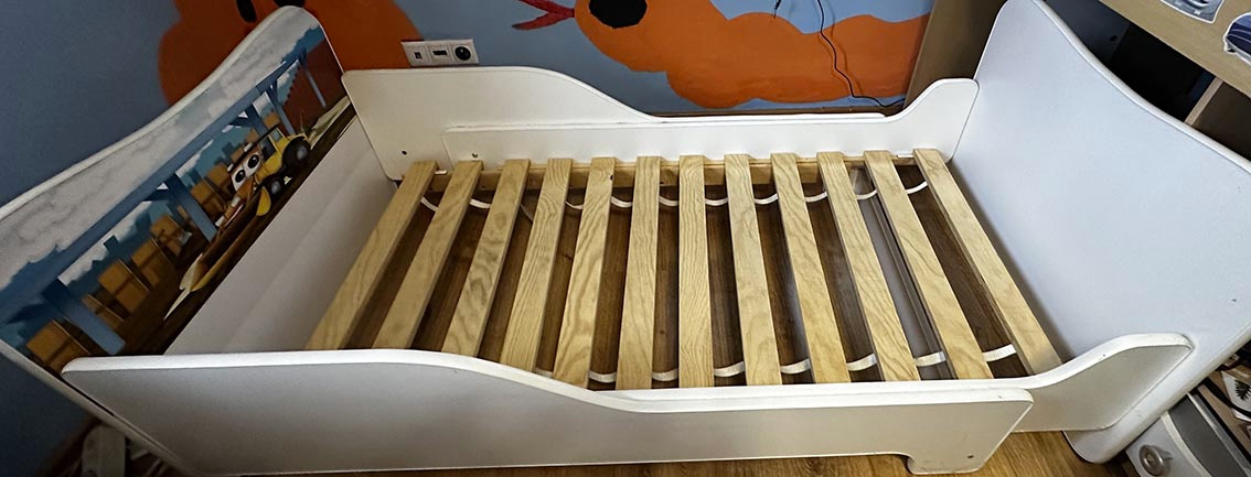 Posteľ nastaviteľná dĺžkovo + rošt