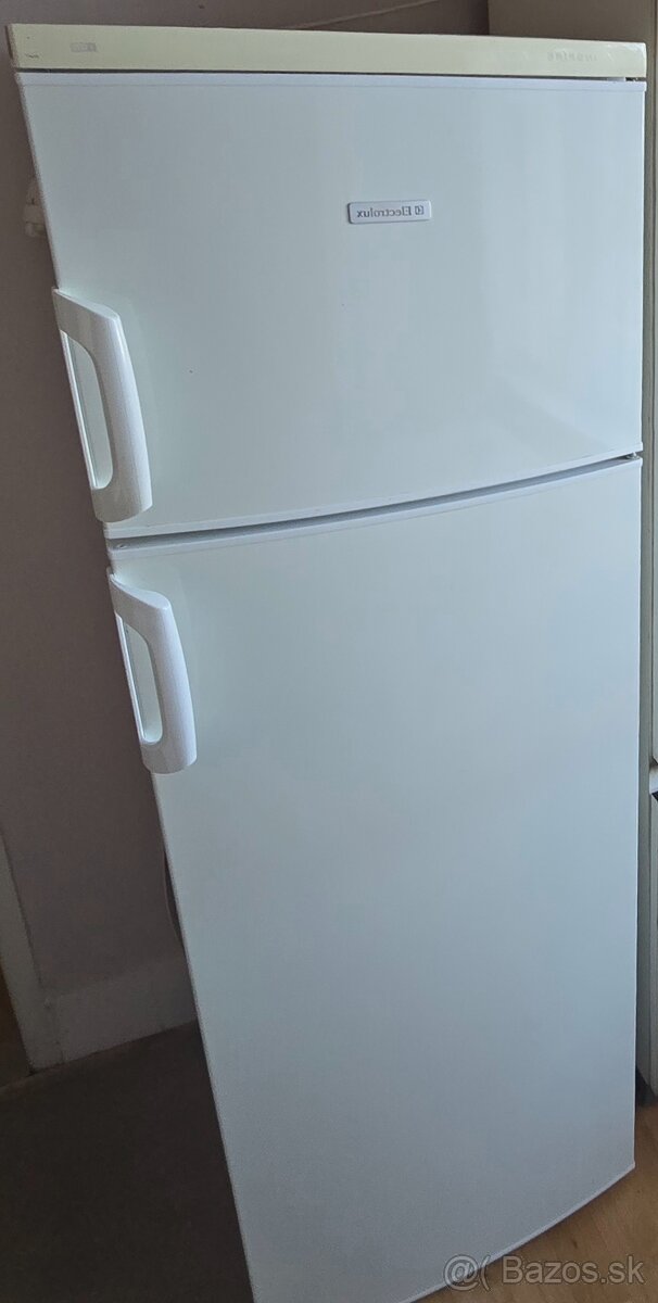Chladnička s mrazničkou.