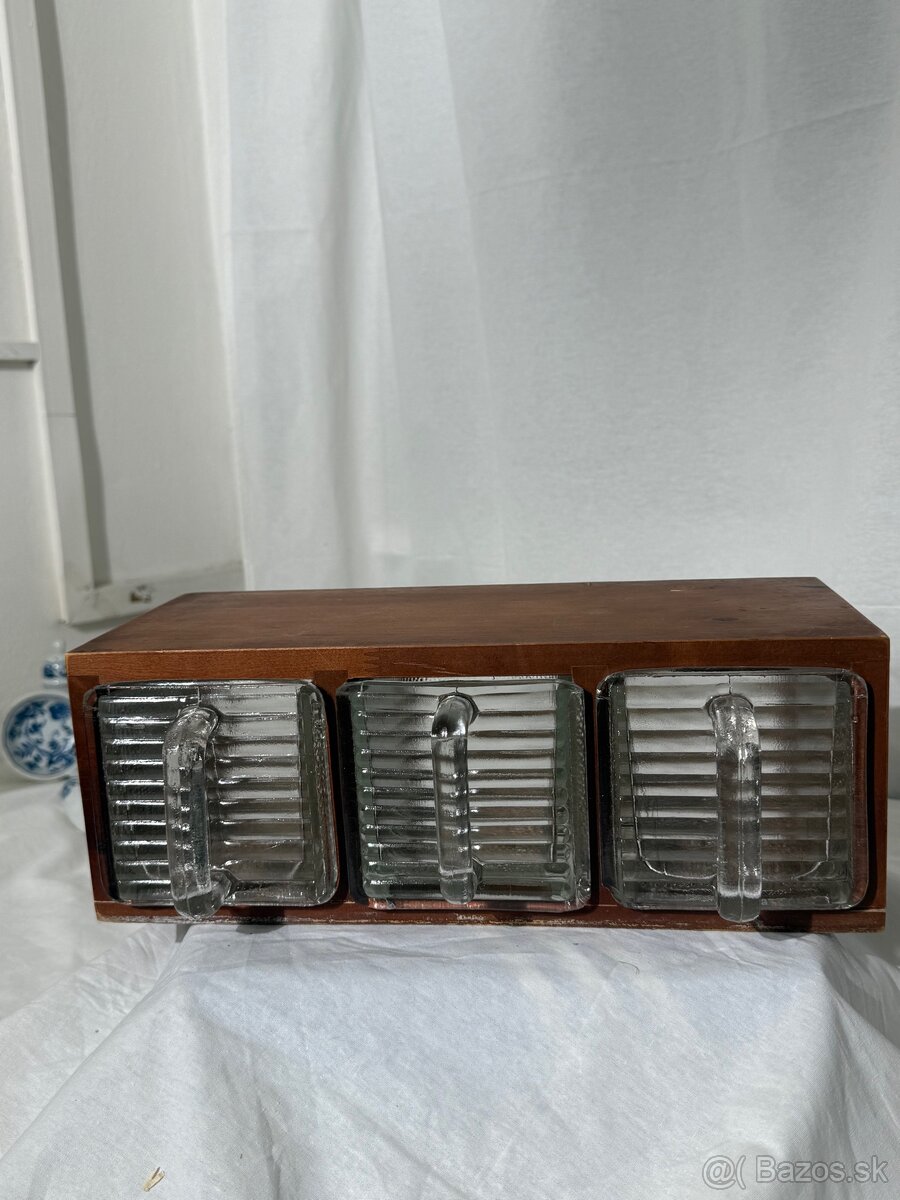 Retro sklenene korenicky v policke