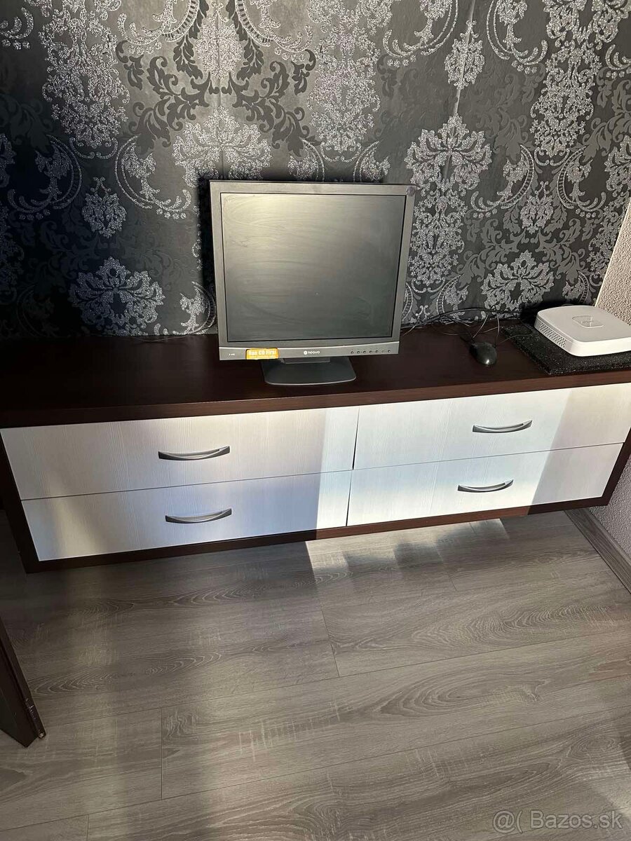 Skrinka pod tv