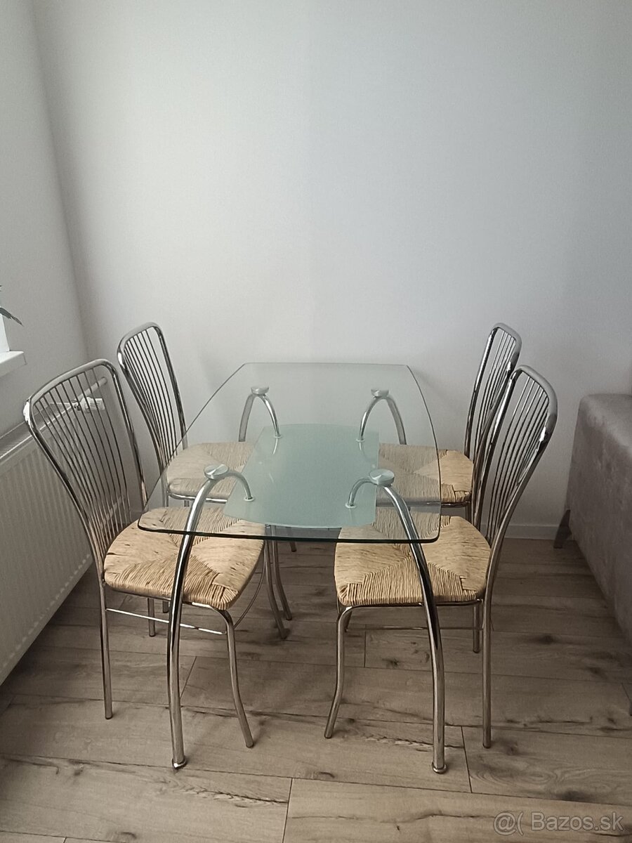 Jedálenský stôl so 4 stoličkami