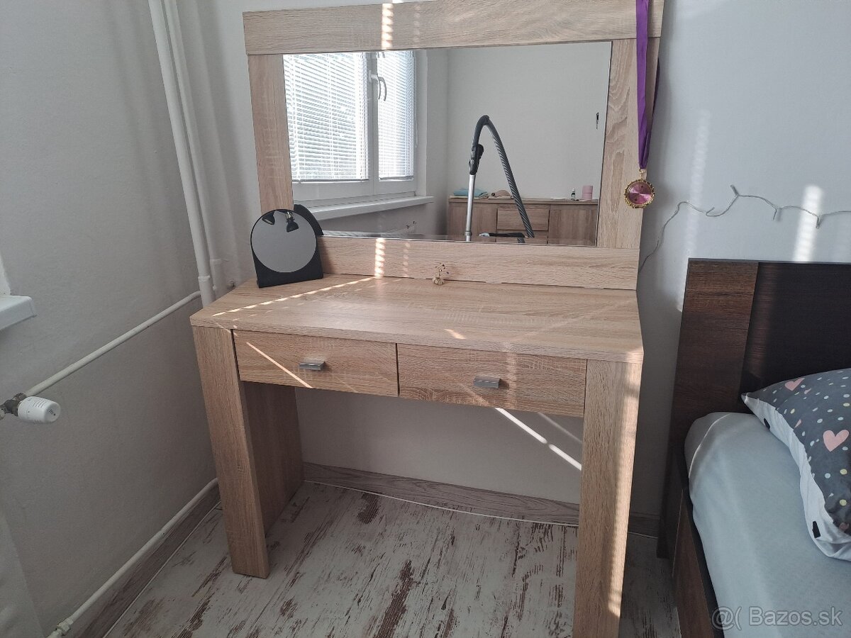 Predám kozmetický stolík