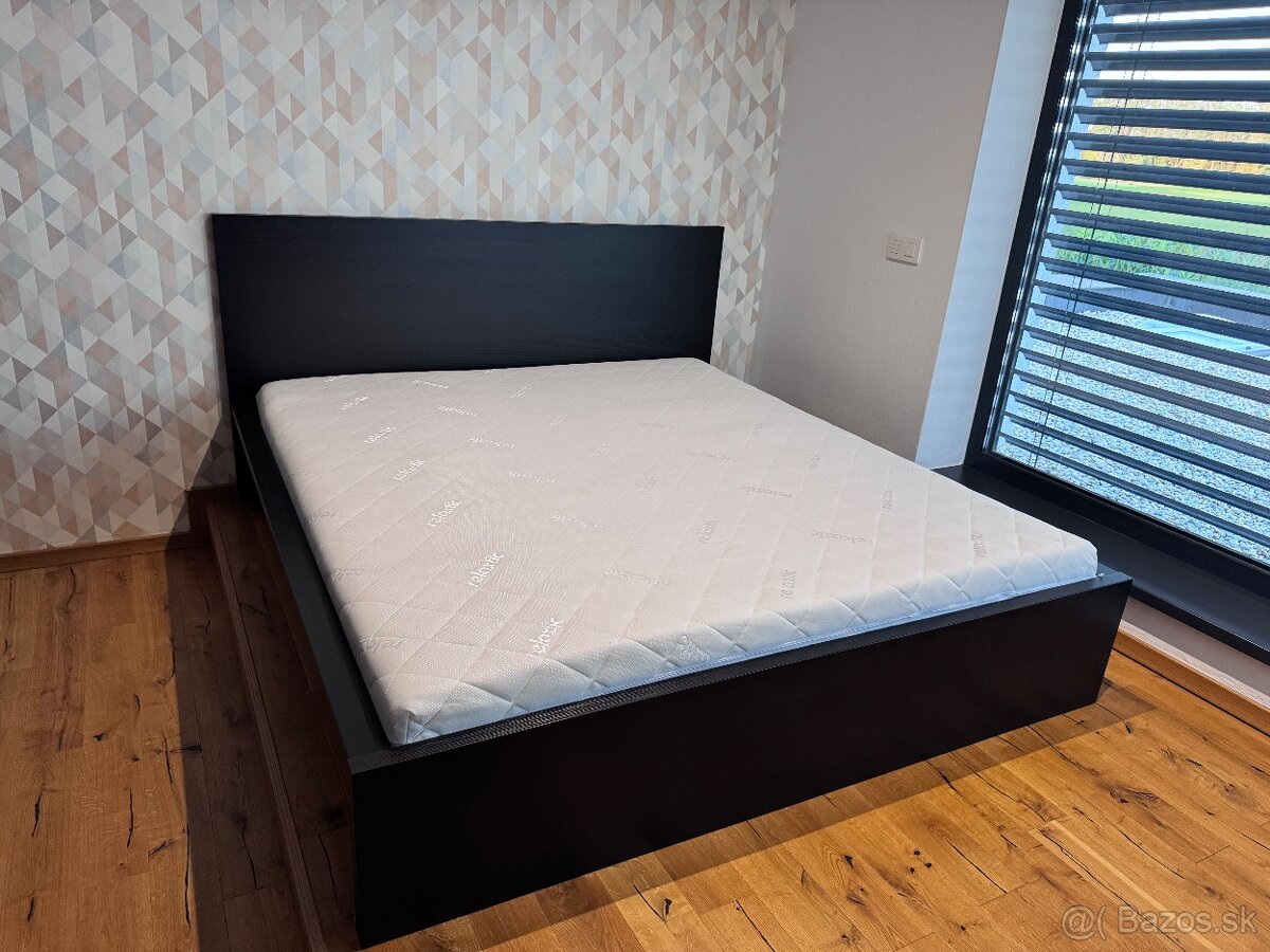 Manzelska drevena postel