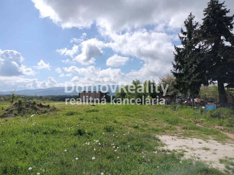 3x Stavebné pozemky Nitrianske Pravno, stavať je možné ihneď