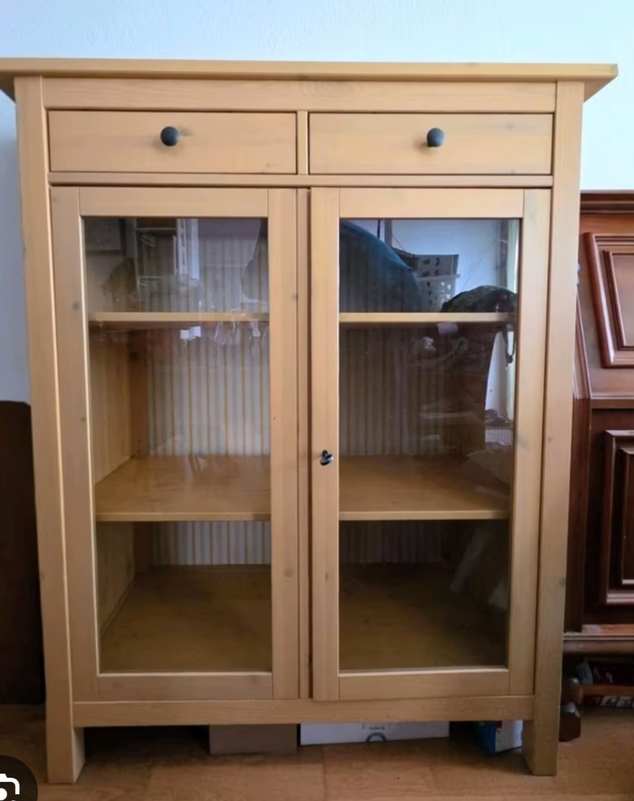 Hemnes vitrína IKEA