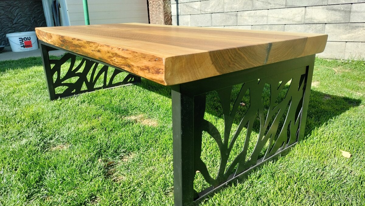 Masívny orechový stôl