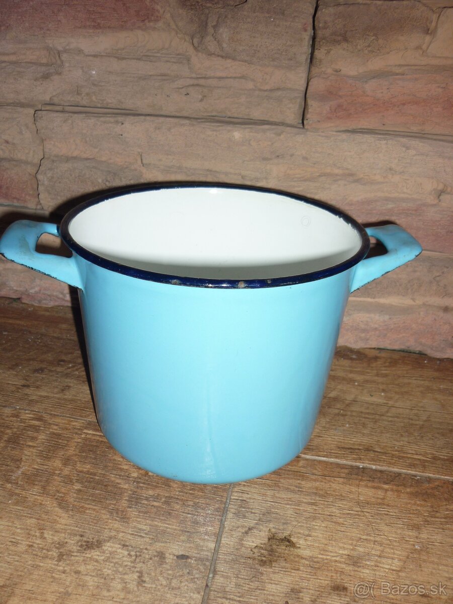 Smaltovaný hrniec