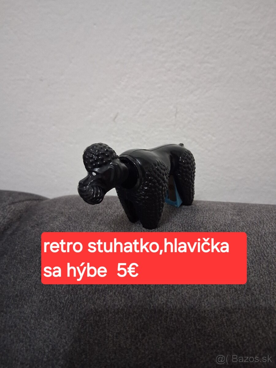 Retro stuhatko-psík hýbe hlavičkou