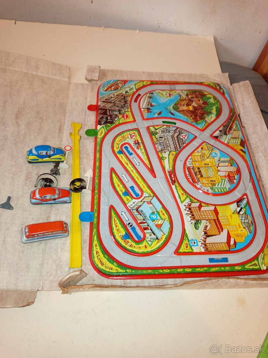 Stará plechová autodraha