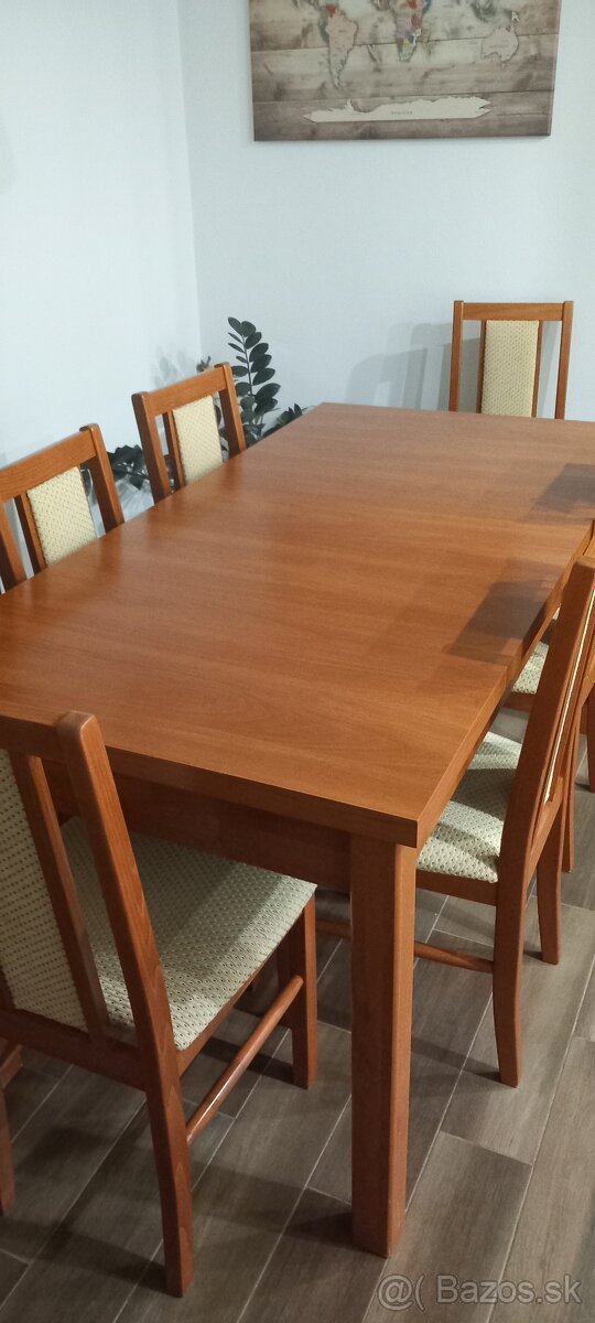 Kuchynsky stol so stoličkami