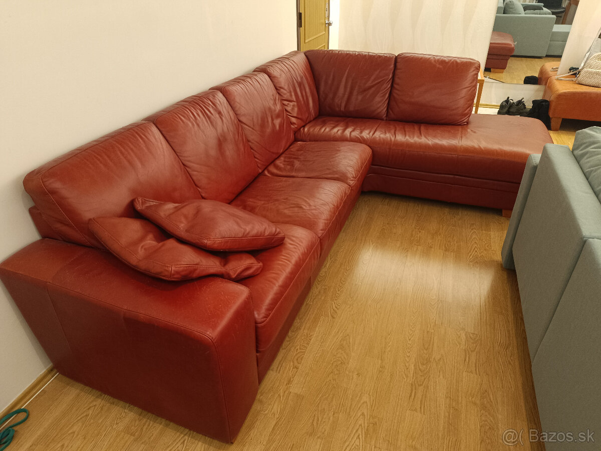 Darujem červený kožený gauč