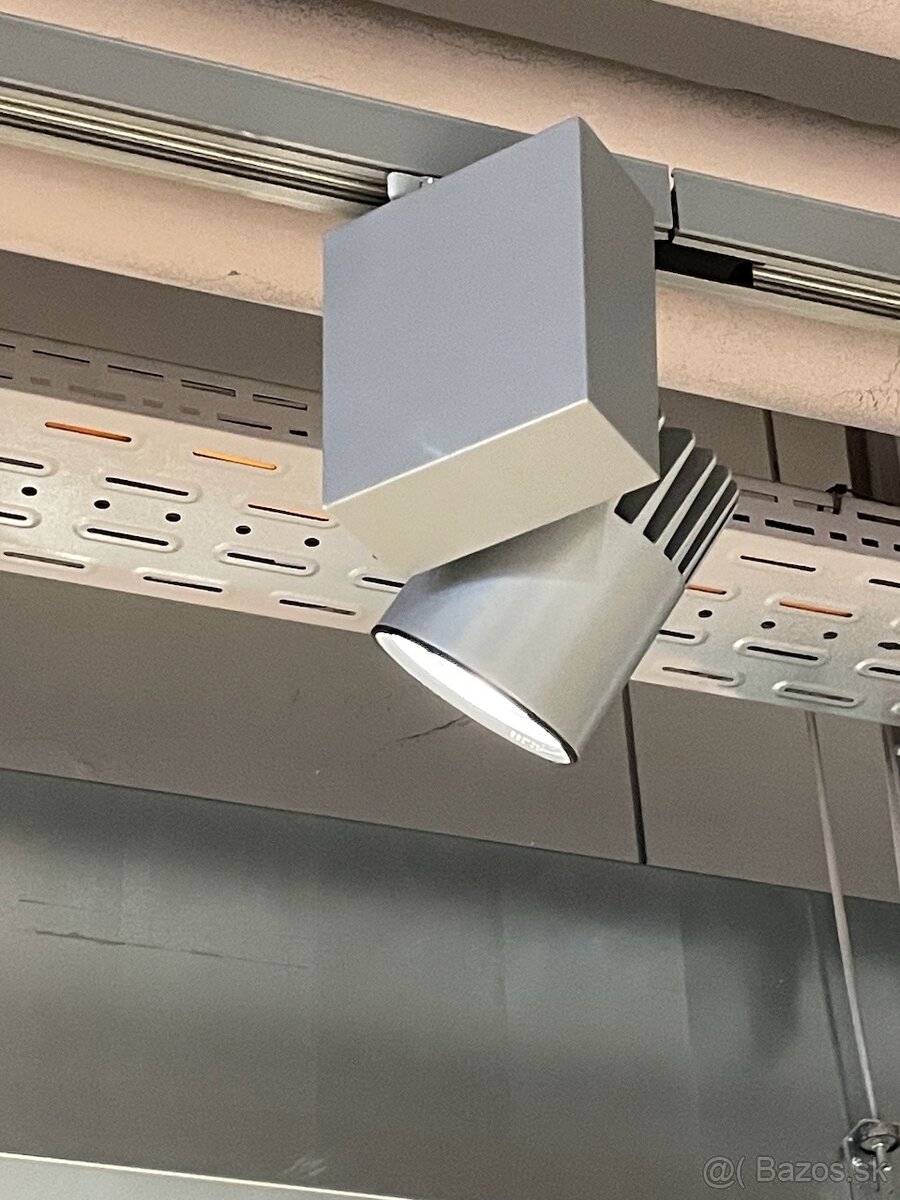 Predávame kompletné profesionálne osvetlenie (600m2)