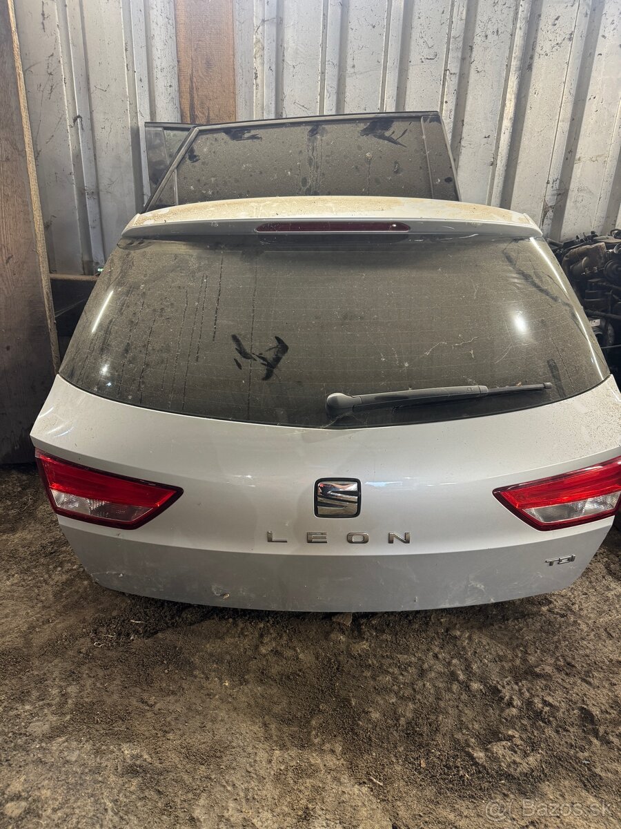 Seat Leon 3 Combi zadný kufor kapota