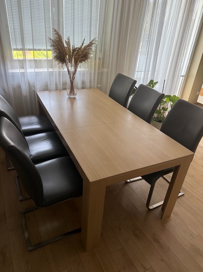 Rozkladací jedálenský stôl a koženné stoličky