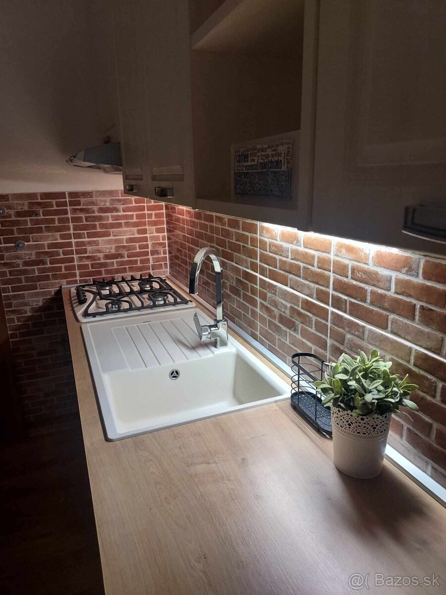 Prenajmem slnečný jednoizbový byt s balkónom v Nitre