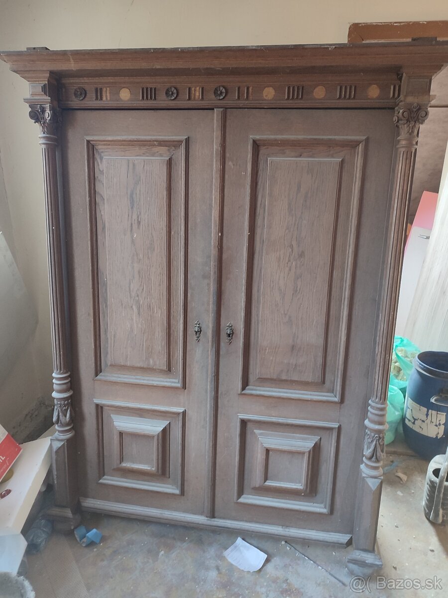 Predám starožitnú skriňu