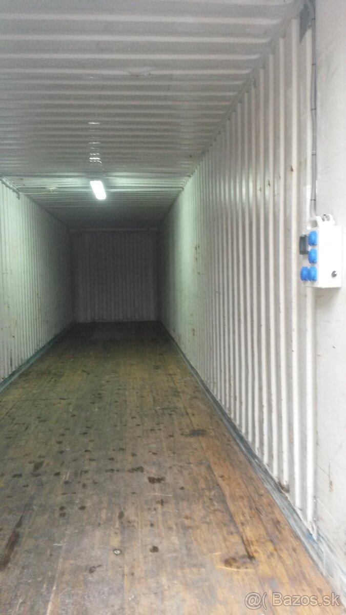 Skladové lodné kontajnery, garáže a plochy