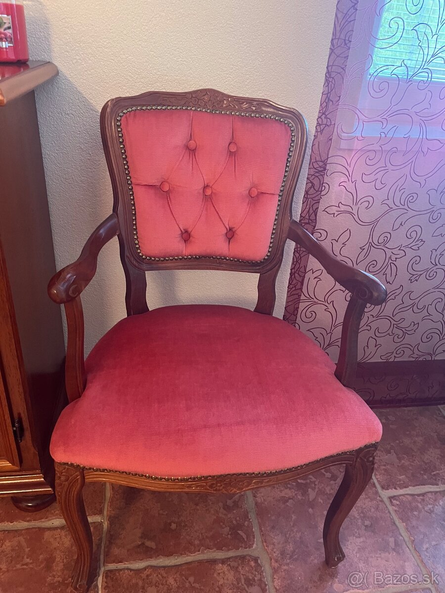 Predám dve starožitne stolicky a stôl