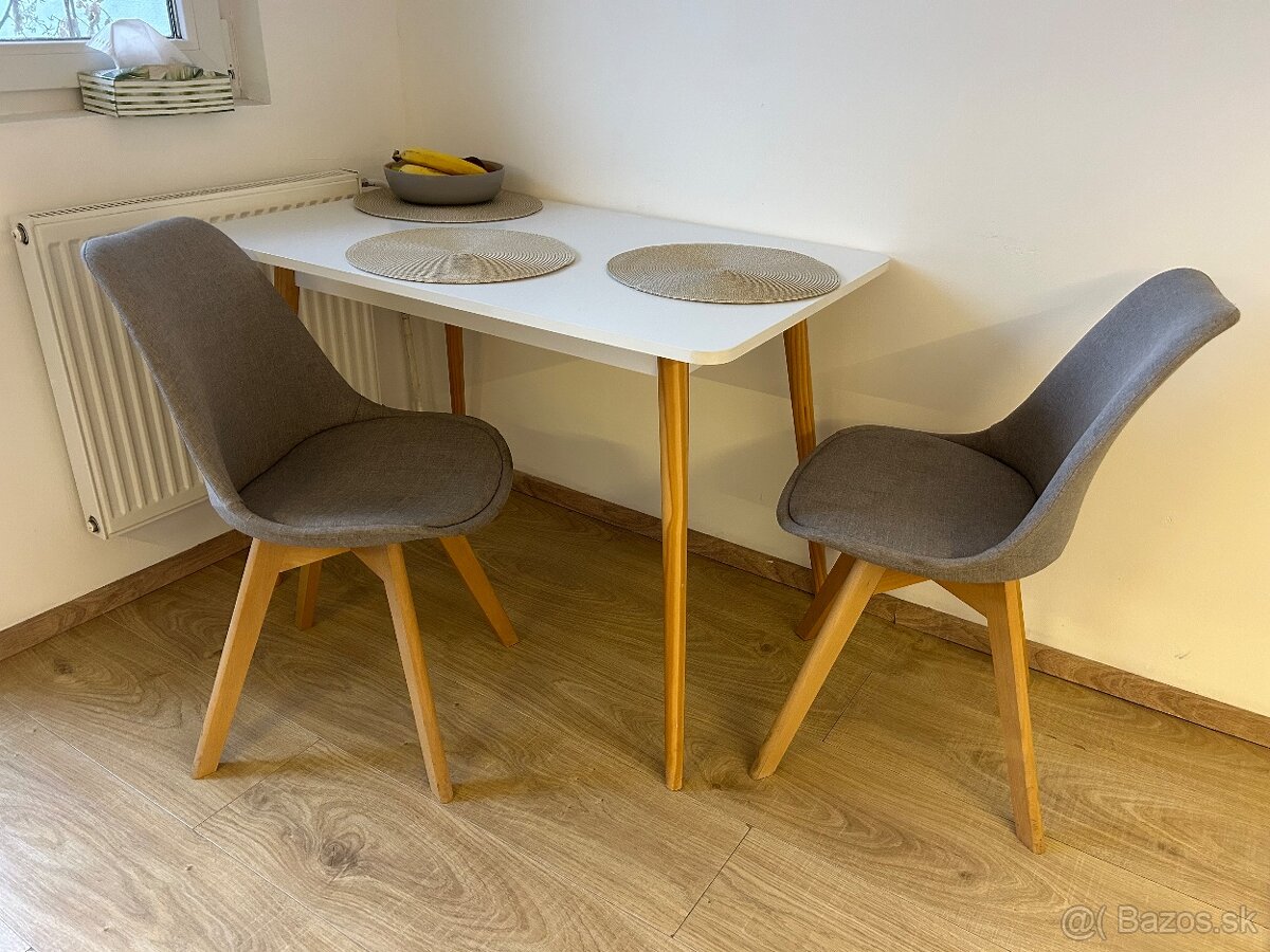 Jedálenský stôl so stoličkami