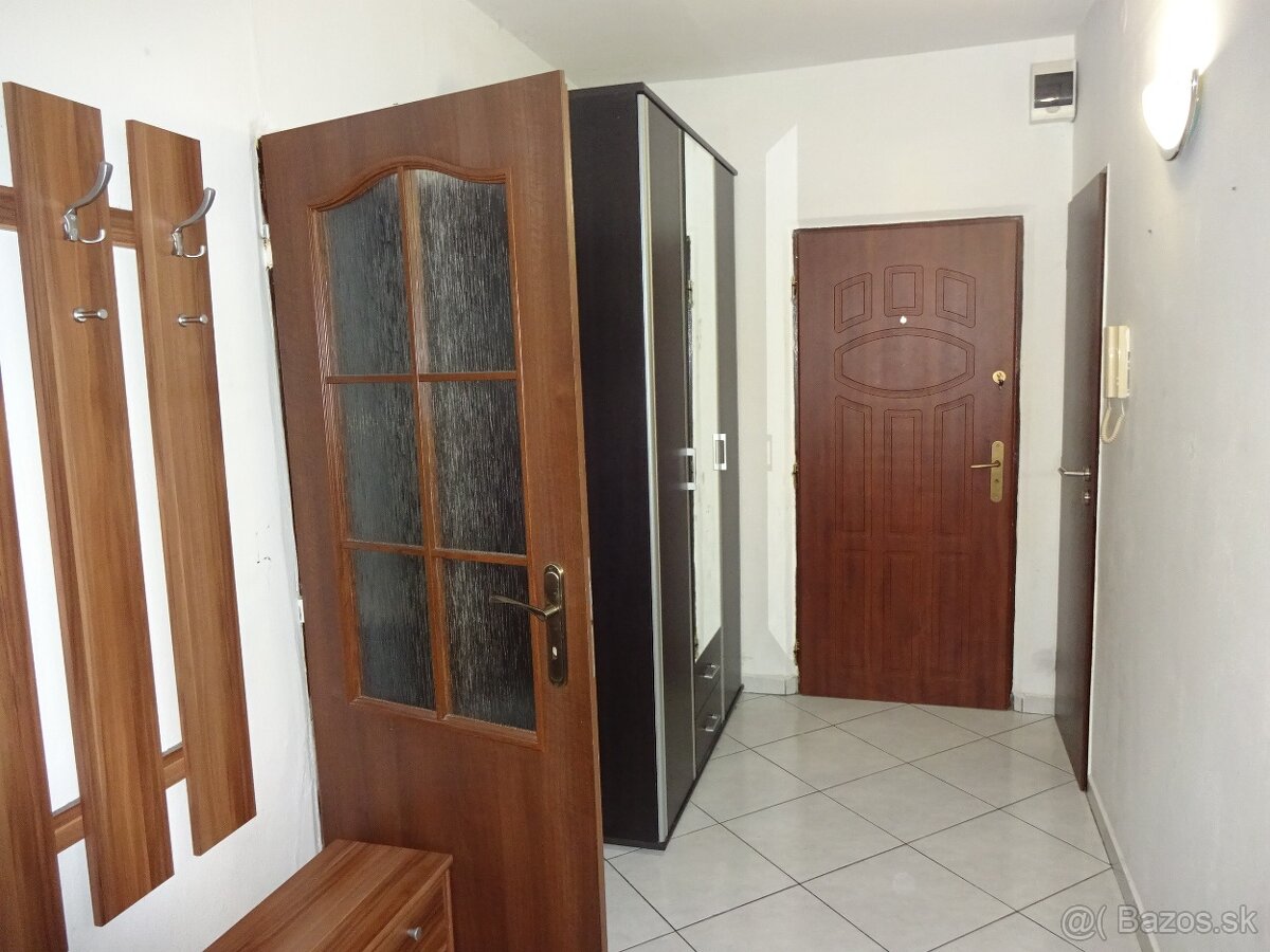 Prenájom - 3-izb.byt s balkónom M-laborce