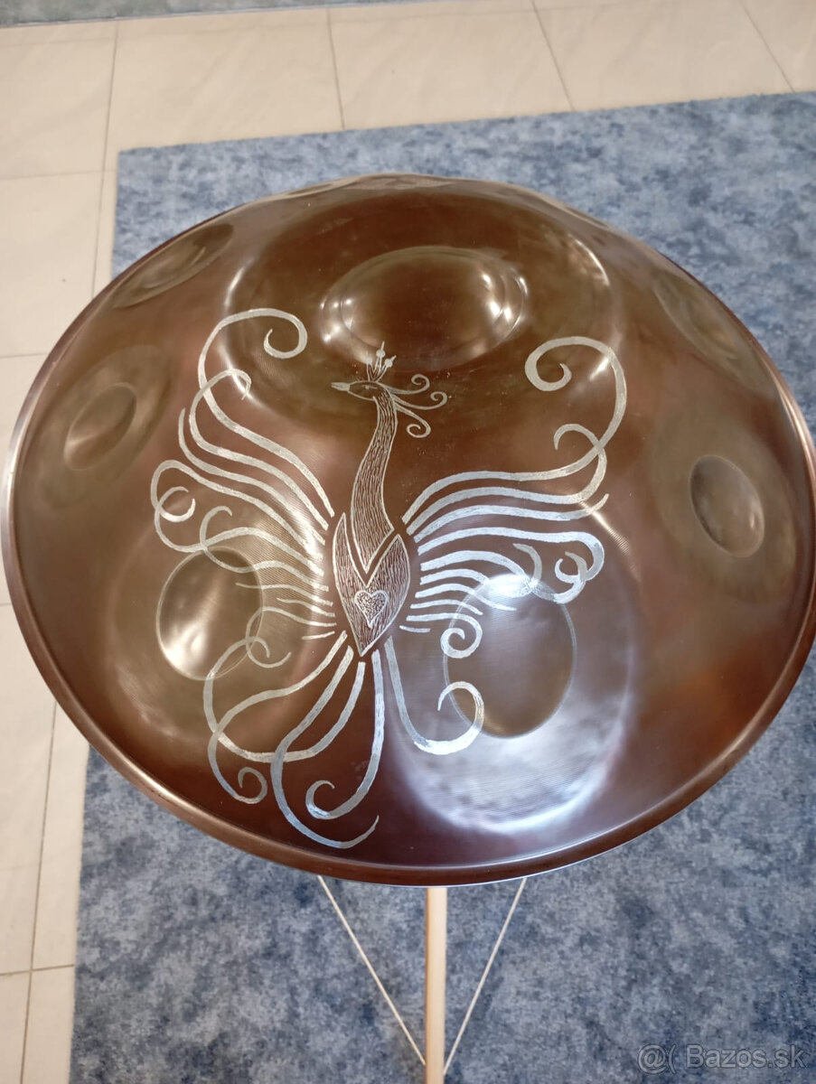 Obojstranný handpan s gravírovaním.