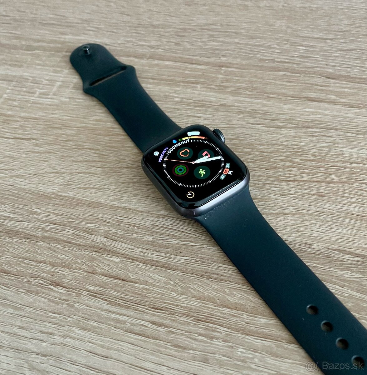 Apple Watch SE 40 mm s nabíjačkou