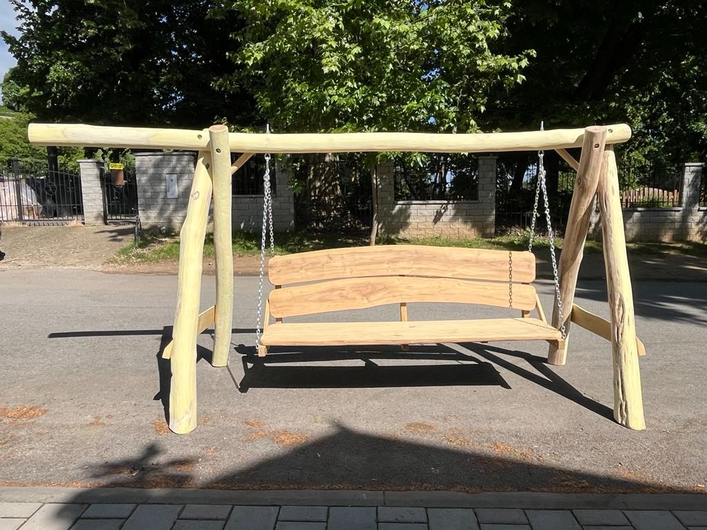Záhradná hojdačka z agátového dreva