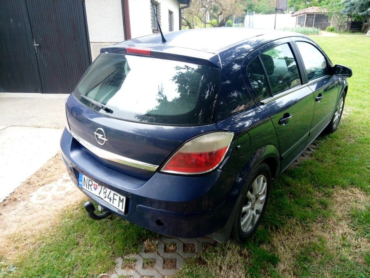Opel Astra benzín