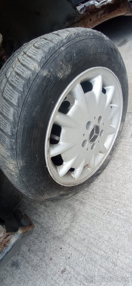 Dobrý deň predám tieto Mercedes kolesá aj s gumamy