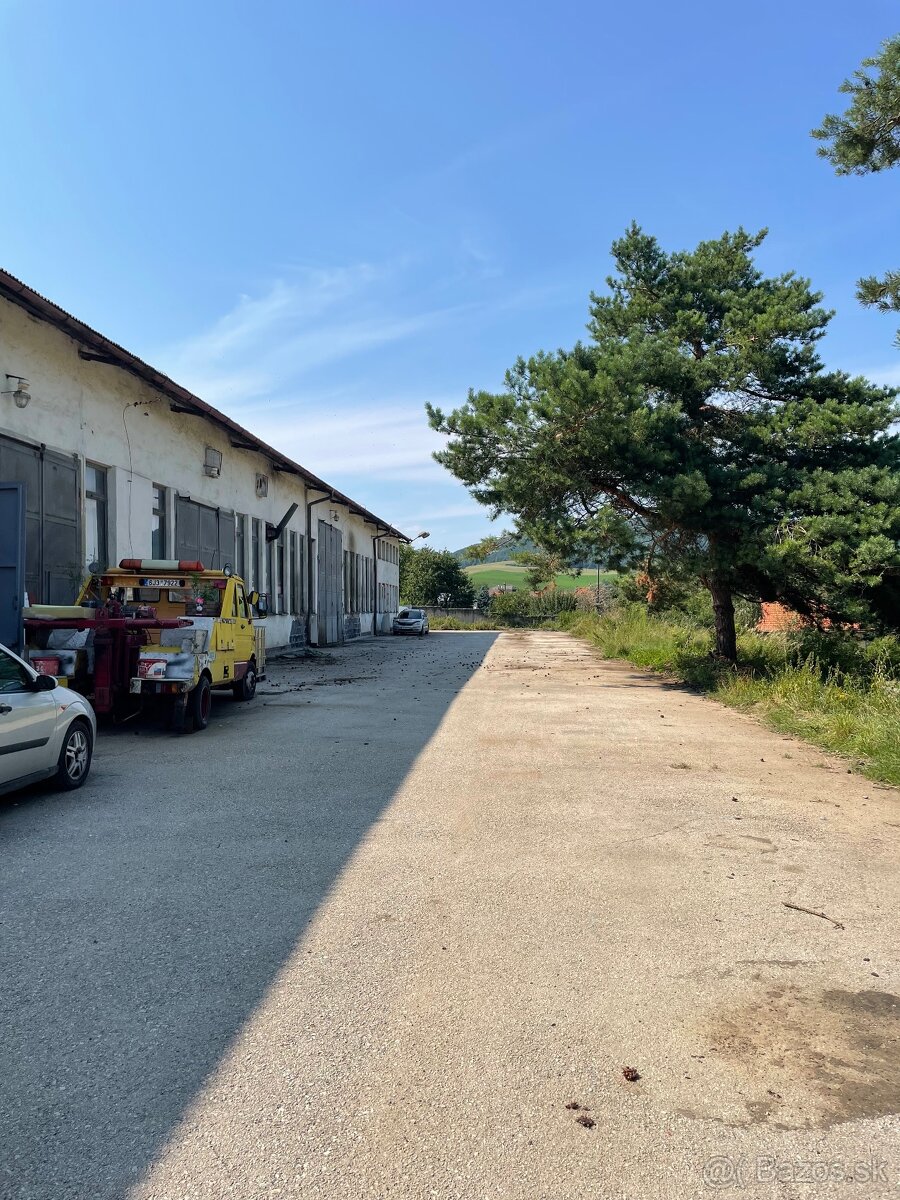 Parkovacie miesta pre autá, dodávky, karavany v areáli Hôrky