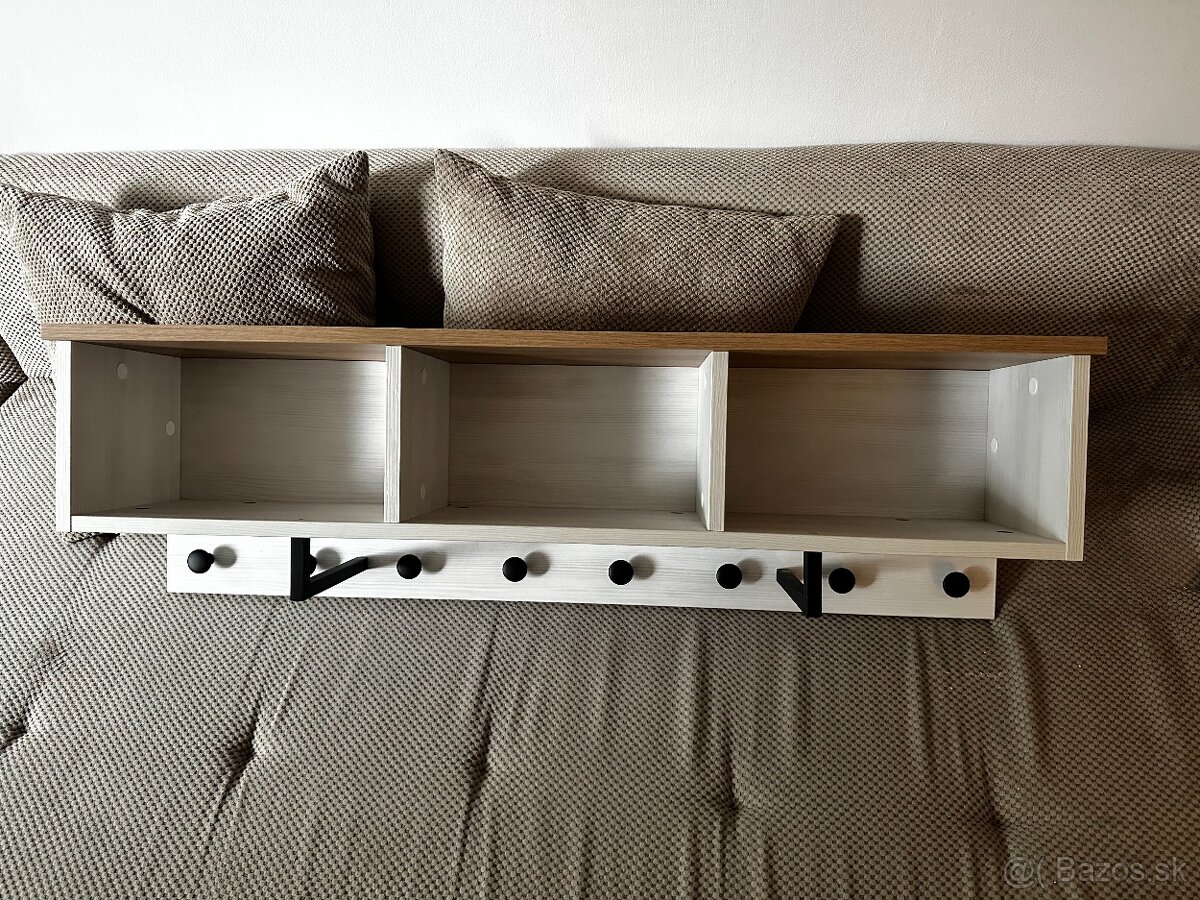 Závesná polička s háčikmi