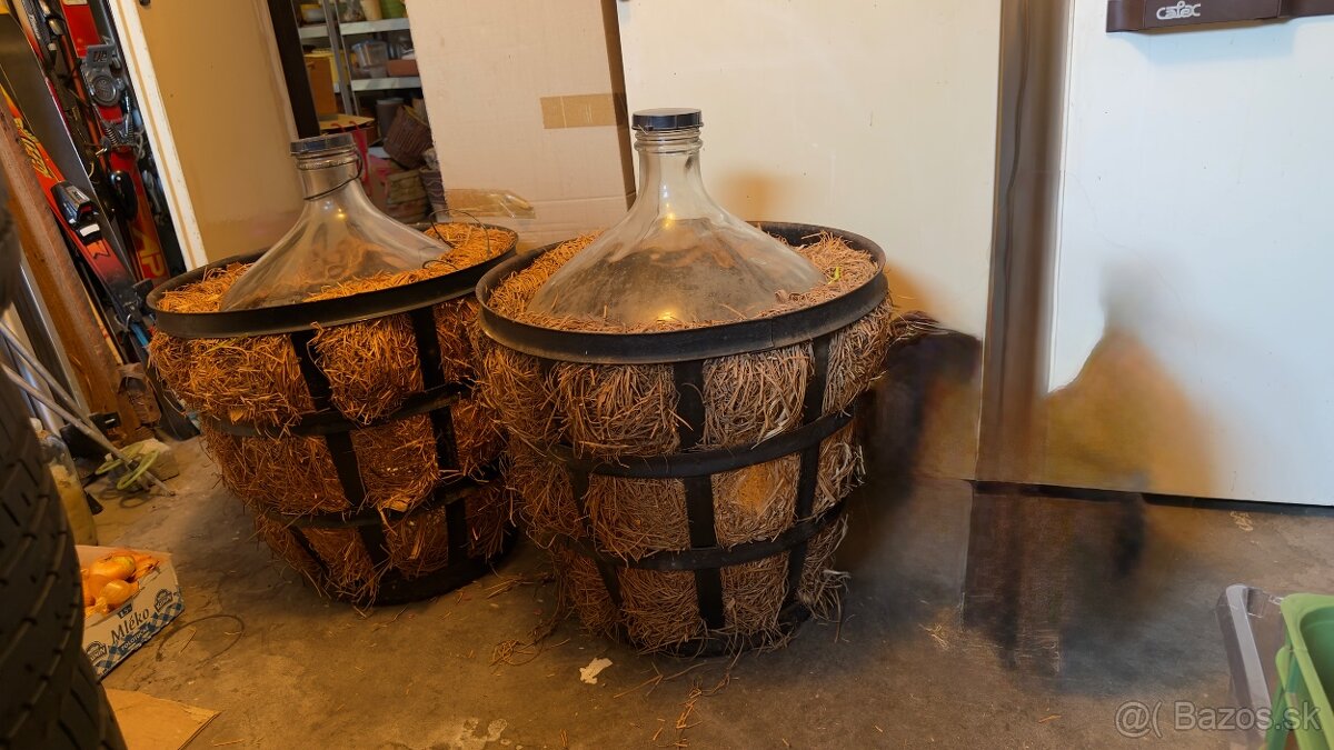 Predám demižón 50l v oceľovom koši