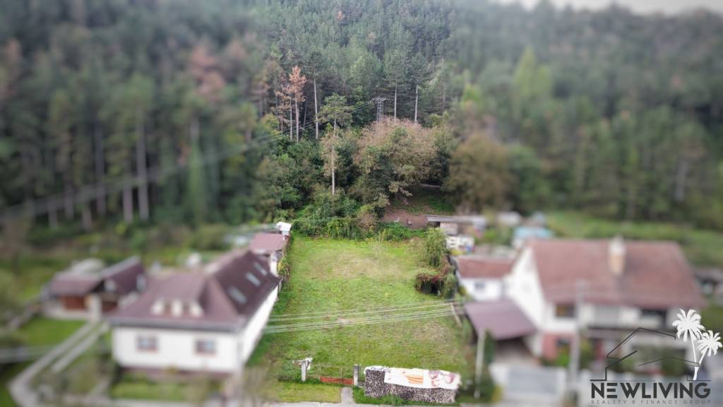 PREDAJ: Romantický stavebný pozemok pri lese