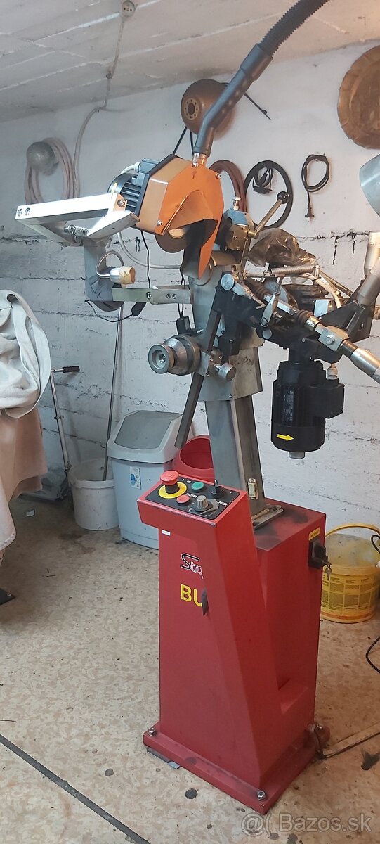 Stroj na brusenie kotucov