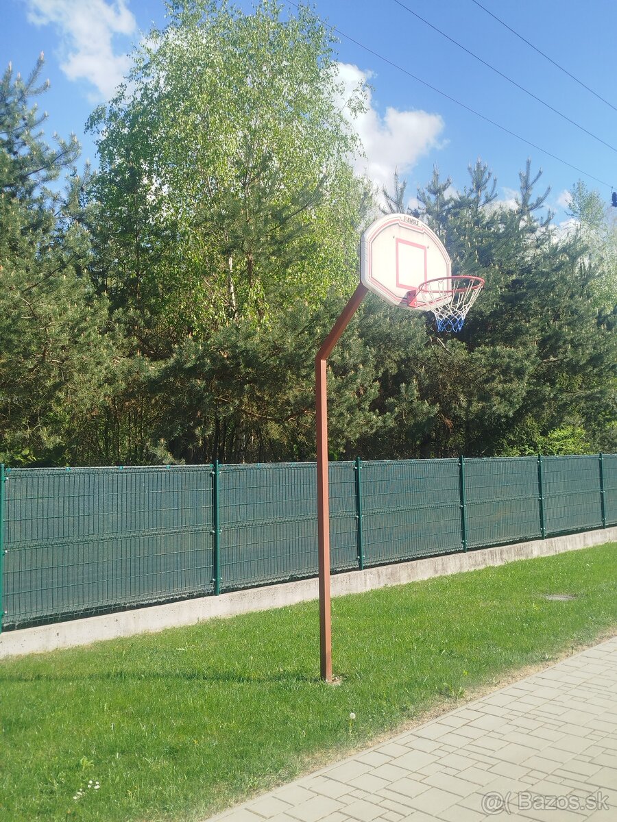 Basketbalový kôš zo stojanom