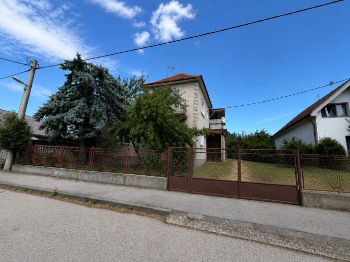 RD CHRENOVÁ s pozemkom 1 116 m², pôvodný stav