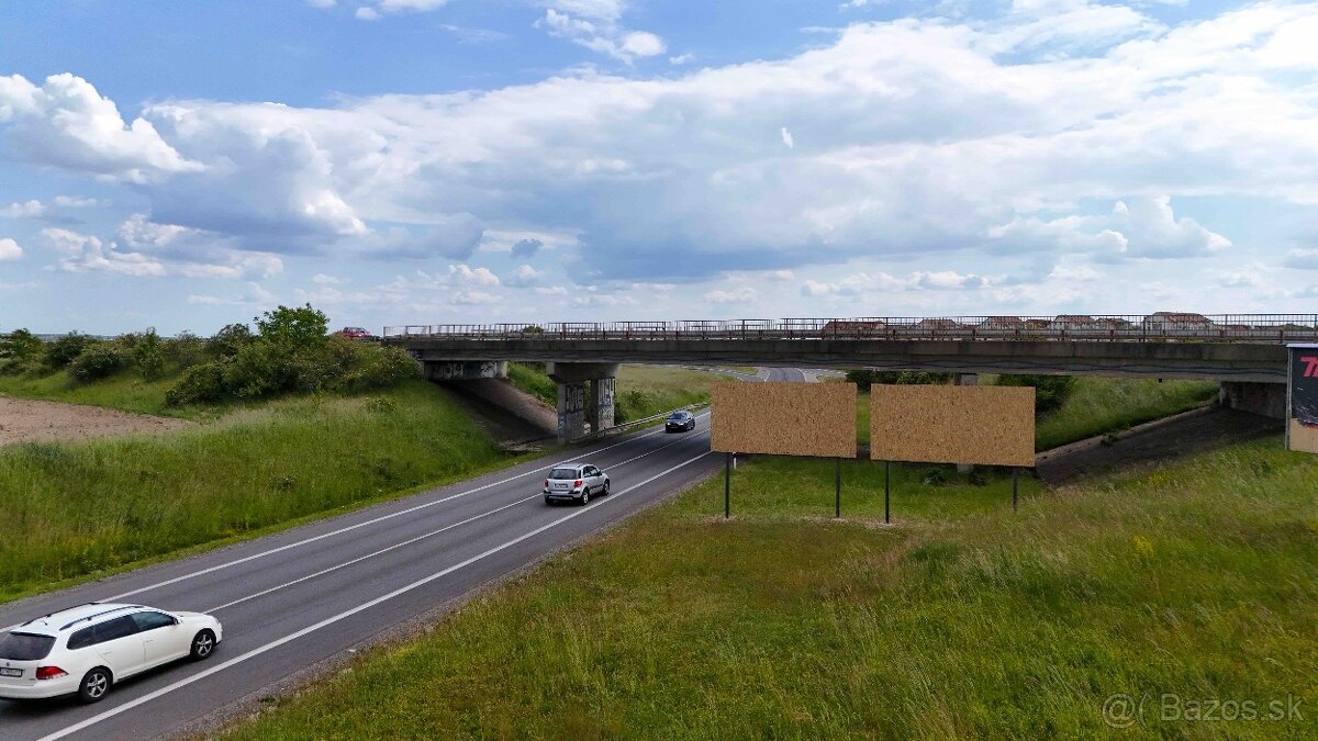 Billboard- križovatka medzi Pezinkom, Malackami a Vinosadmi