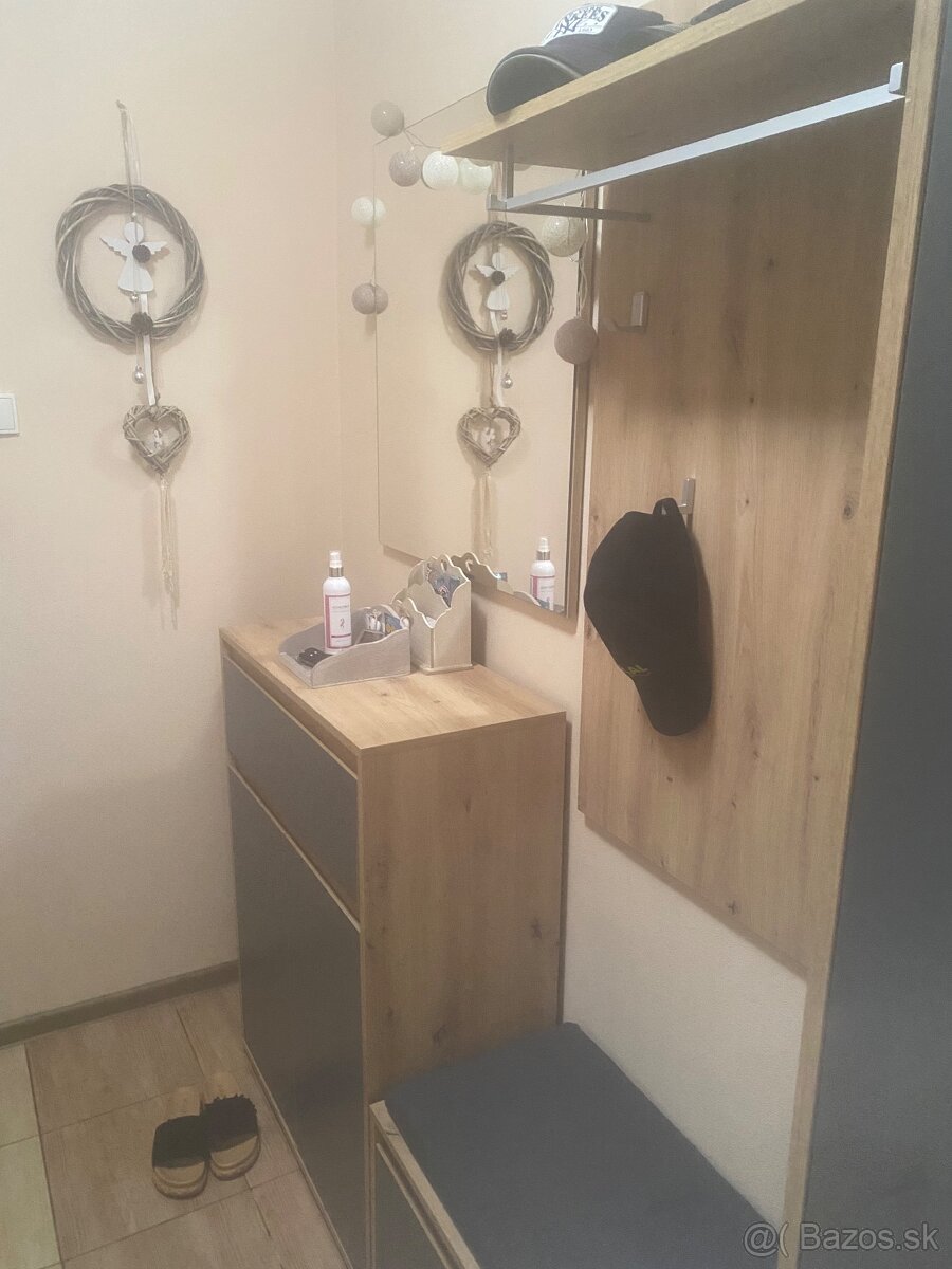 Vešiaková zostava na chodbu