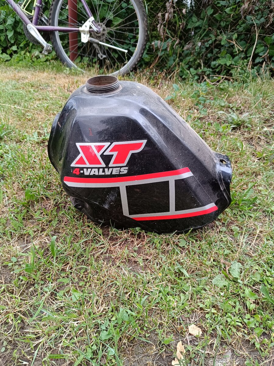 Nádrž Yamaha XT 600