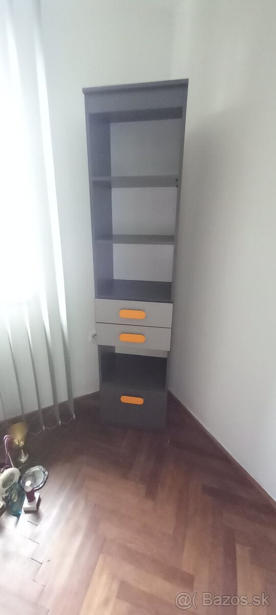 Šedooranžová rohová skriňa