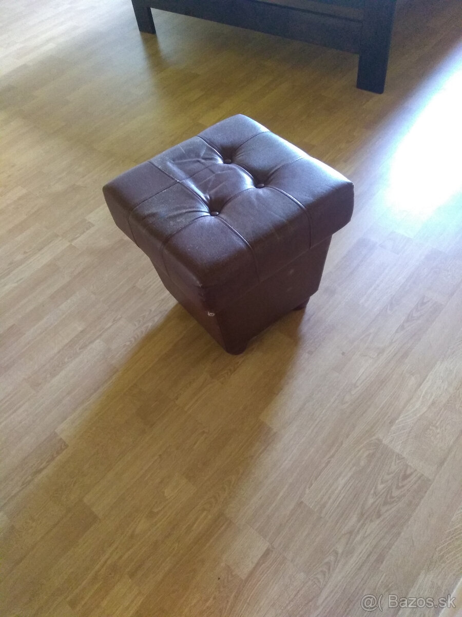 KOŹENKOVA TABURETKA BORDOVA ZA 1 EUR