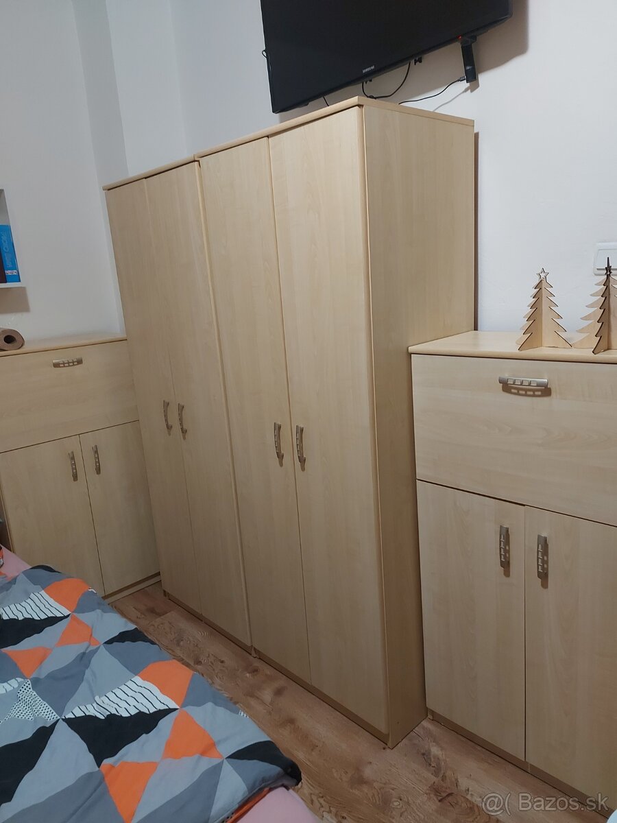 Predam 2 velke skrine a 2 barove skrinky