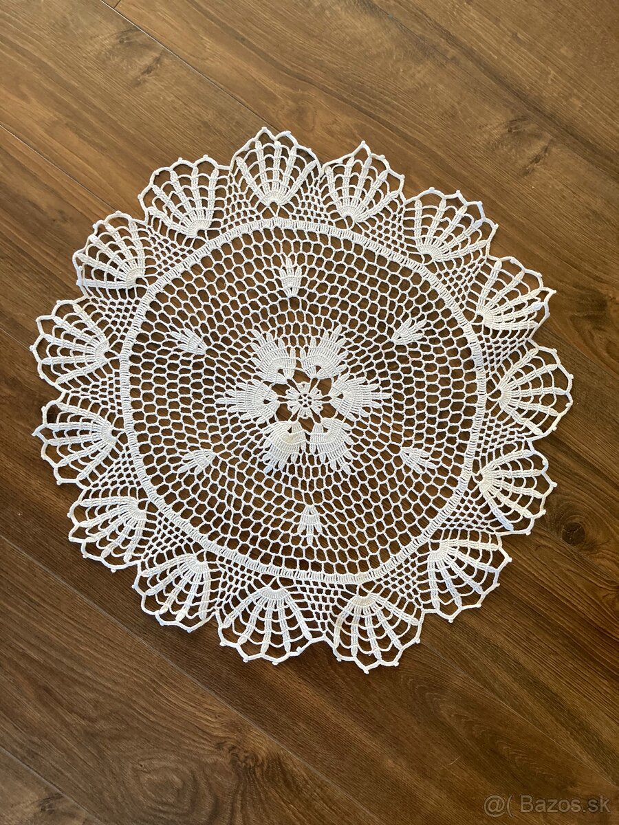 Väčší háčkovaný obrus