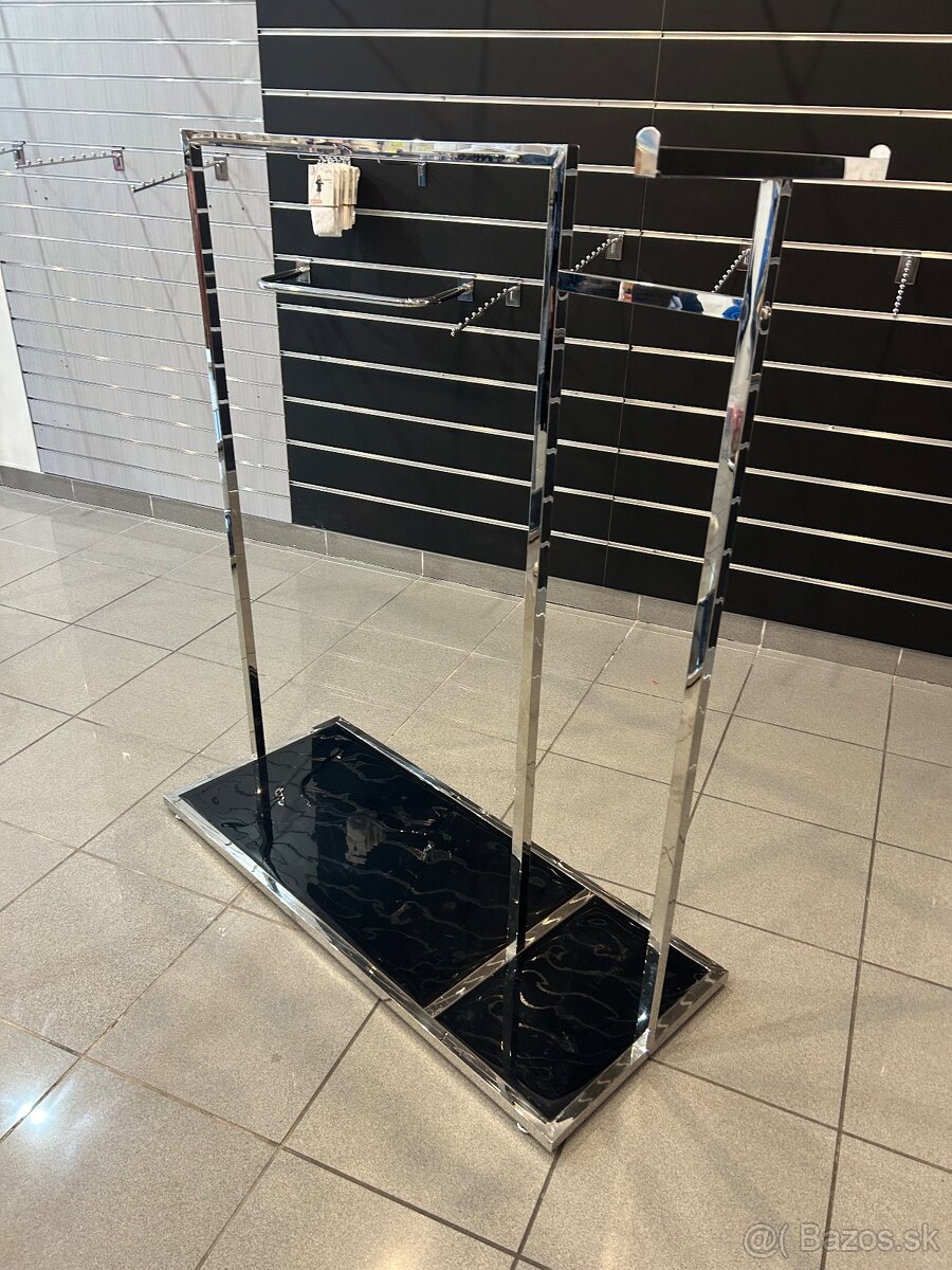Stojany na vešanie do predajne