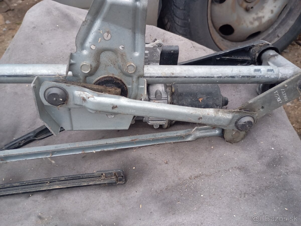 Motorček stieračov