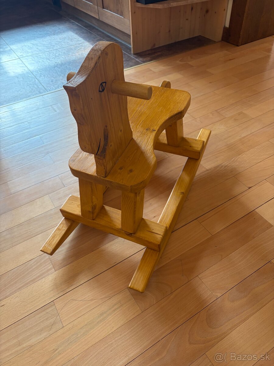 Drevený hojdací koník